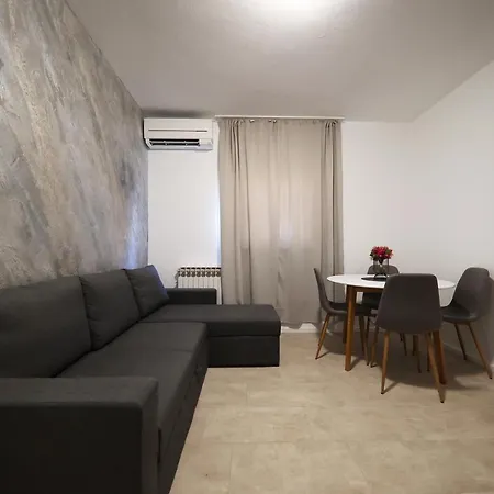 Beachfront And 招待所 Sukošan