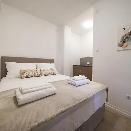 Konukevi Beachfront And 4*