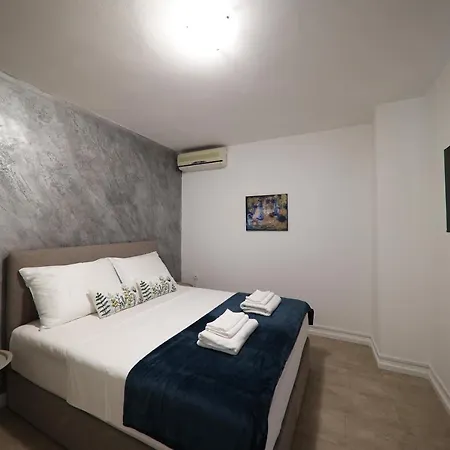 Beachfront And 招待所 4*