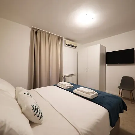 Beachfront And 招待所 4*