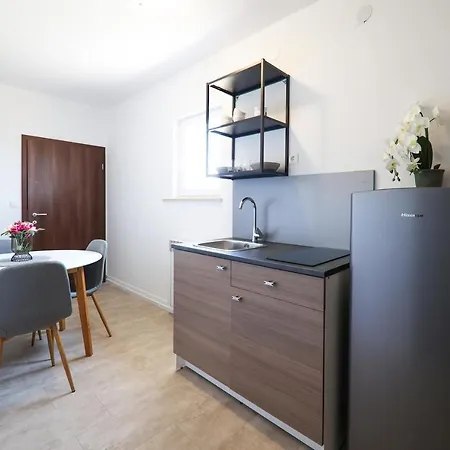 Beachfront And 招待所 Sukošan