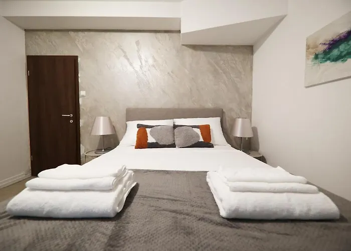 Beachfront And Gostinjska kuća 4*