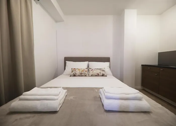 Beachfront And Gostinjska kuća 4*