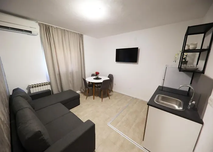 Gostinjska kuća Beachfront And 4*