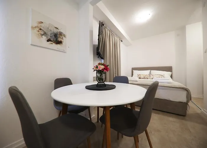 Beachfront And Gostinjska kuća