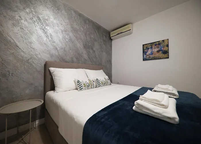 Konukevi Beachfront And Sukošan