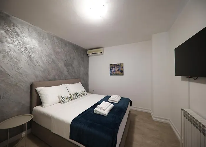 Beachfront And Gostinjska kuća 4*