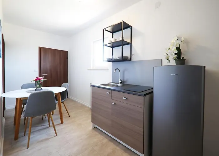 Beachfront And Gostinjska kuća Sukosan